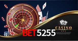 Escena dinámica inspirada en casino con iluminación BET5255, cartas, fichas e íconos de juegos digitales en un espacio moderno de juegos.